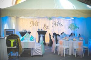 Belišator nudi prateću opremu za venčanja i događaje: stolice, stolove, rasvetu i još mnogo toga. Sve što vam je potrebno za savršen događaj!