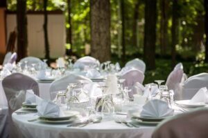 Belišator nudi prateću opremu za venčanja i događaje: stolice, stolove, rasvetu i još mnogo toga. Sve što vam je potrebno za savršen događaj!